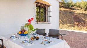 Outdoor dining - Casa Ales Riogordo by Ruralidays (Málaga)