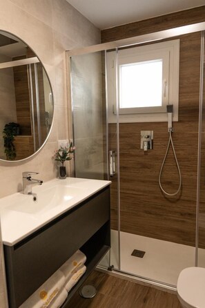 Shower, hair dryer, towels - Mina50 by 7escalones (Rota)