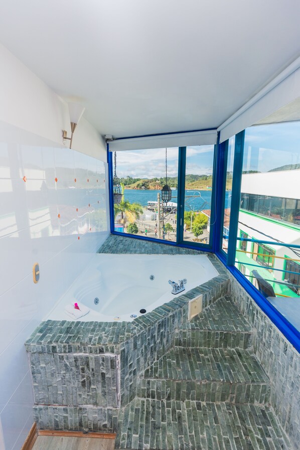 Exclusive Room | Bathroom | Combined shower/tub, rainfall showerhead, soap, toilet paper - Hotel Guatatur (Guatapé)