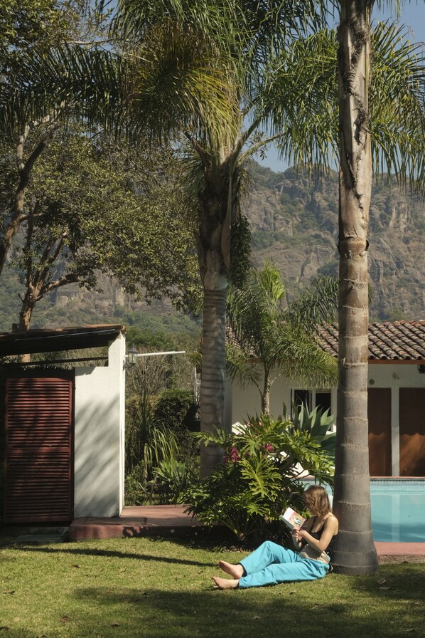 Außenpool, Sonnenschirme, Liegestühle