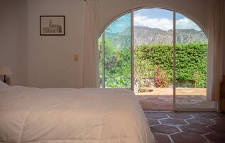 Neljän hengen standard-huone, useita sänkyjä | Näkymä vuoristoon