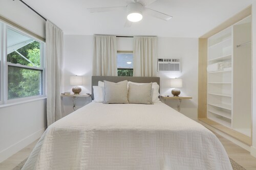 Private Coastal Retreat walking distance to downtown Jensen Beach  Sleeps 6