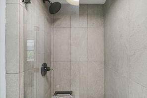 Shower, towels, soap, shampoo - Private Coastal Retreat walking distance to downtown Jensen Beach  Sleeps 6 (Jensen Beach)