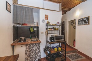 Fridge, microwave, oven, stovetop - Campo De Fiori - Casa Pettinari Tiny Cozy Flat (Roma)