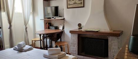 1 habitación, tabla de planchar con plancha, wifi gratis y ropa de cama