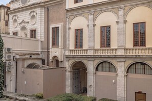 Un edificio de arquitectura clásica, con ventanas arqueadas y un acceso central.