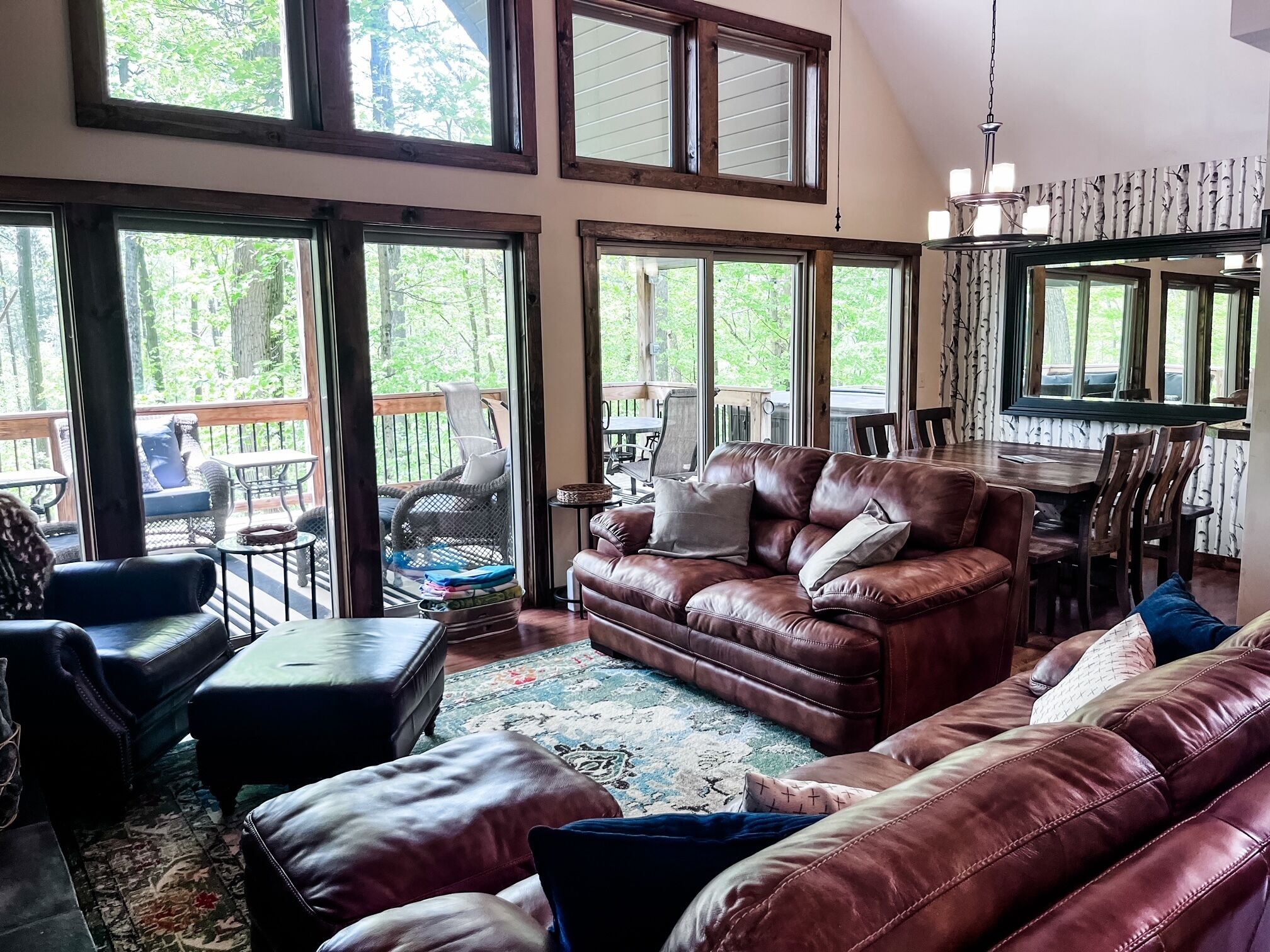 Smart-tv, een open haard, een dvd-speler en een kantoor