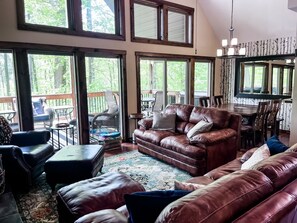 Smart-TV, peis, DVD-spiller og kontorer