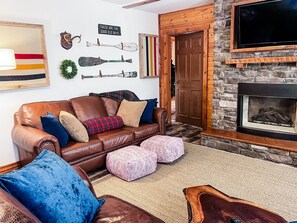 Smart-TV, peis, DVD-spiller og kontorer