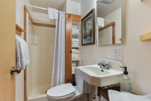 Dusj, hårføner og håndklær