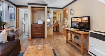 Pioneer Bungalow - Walk to Tahoe City