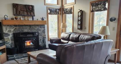 Peaceful, Sunlit Condo on Haystack Golf Course