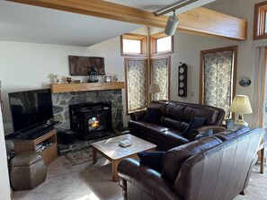 TV - Peaceful, Sunlit Condo on Haystack Golf Course (Wilmington)