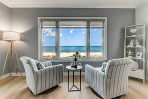 Smart TV, table tennis, books - OCEANFRONT,AIP RESORT,RENOVATED,2 OCEANFRONT BEDROOMS & BALCONIES, POOL,TENNIS (Amelia Island)