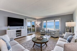 Una Smart TV, una mesa de tenis de mesa, libros