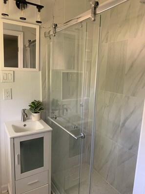 Douche, sèche-cheveux, serviettes fournies, savon