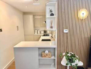 Fridge, microwave, oven, stovetop - Tranquil 2B 2 min from St Paul's (London)