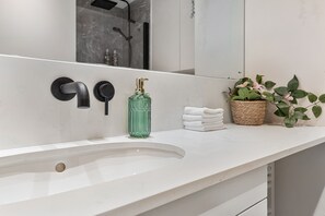Hair dryer, towels, soap, shampoo - Tranquil 2B Japandi-Inspired Apt 2 min from St Paul's (London)
