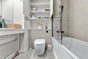 Haartrockner, Handtücher, Seife, Shampoo