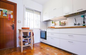 Refrigerador, microondas, cafetera y tetera y utensilios de cocina 
