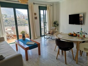 TV, DVD player, livros, aparelho de som