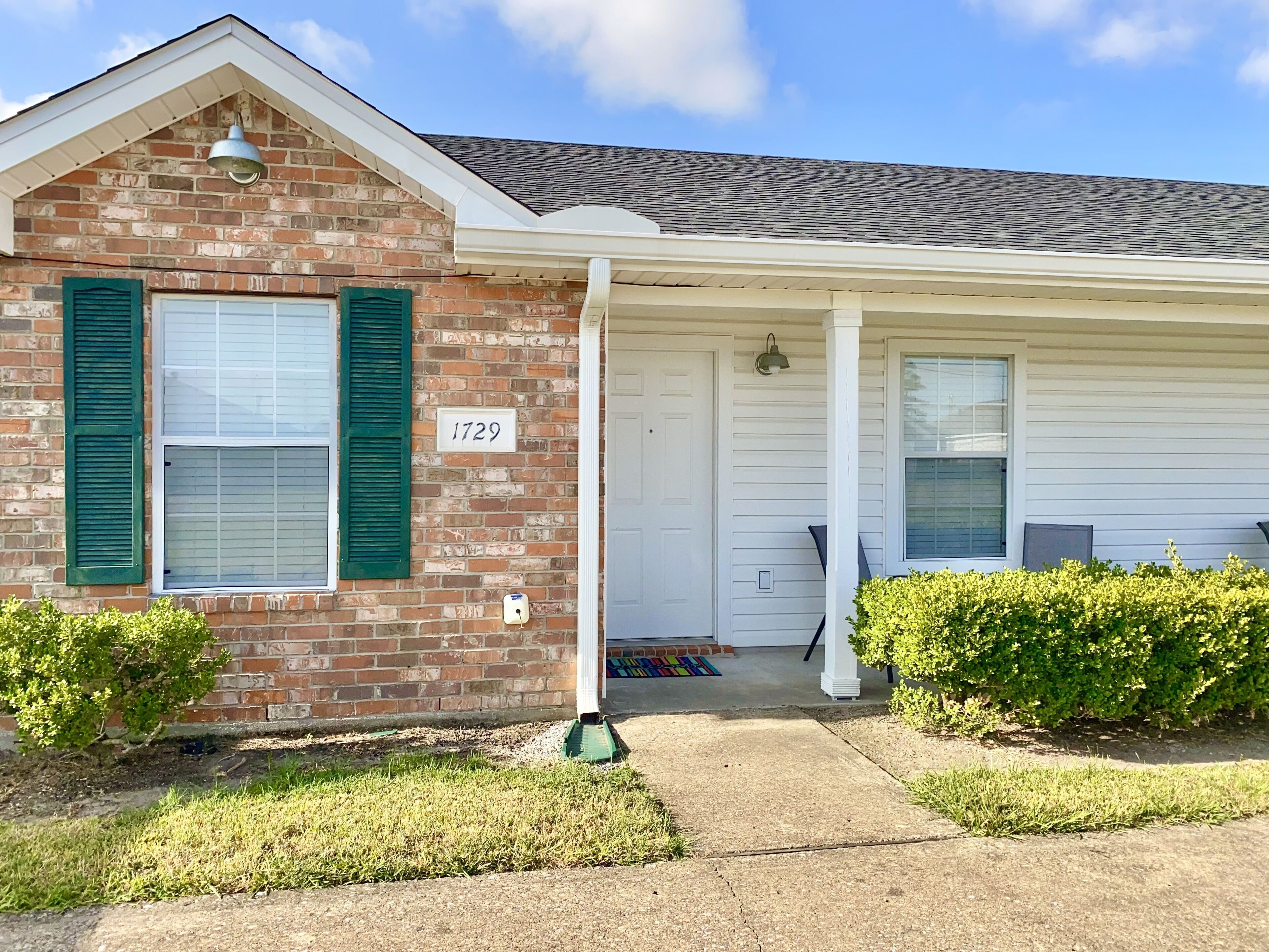 Centrally located!! Close to casinos, restaurants, grocery, airport and golf