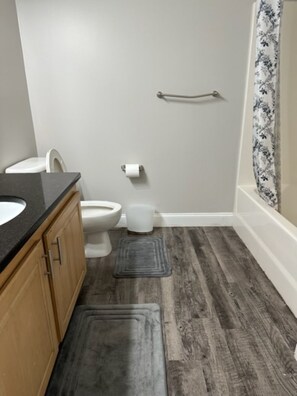 Regadera y papel de baño 