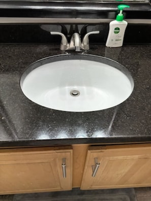 Regadera y papel de baño