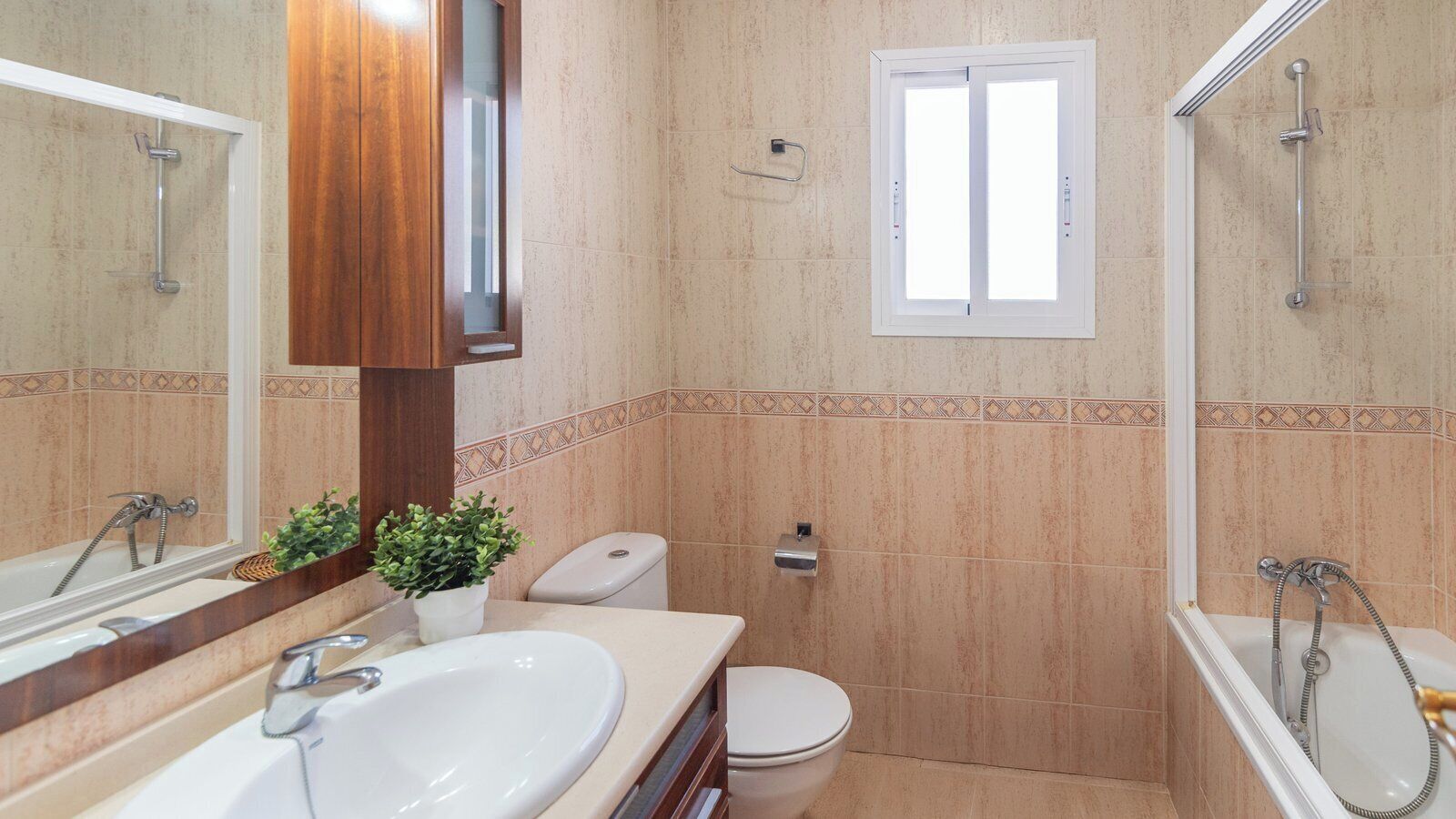 Une salle de bain avec un lavabo, des toilettes et une douche.