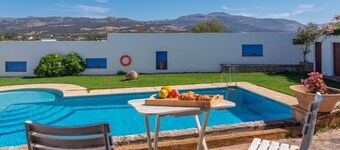 Cortijo Laguna Espejo Ronda by Ruralidays