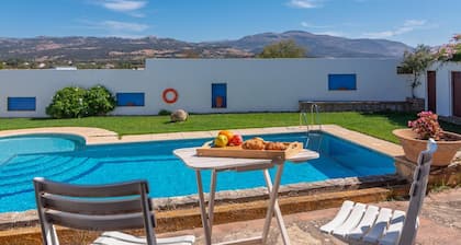 Cortijo Laguna Espejo Ronda by Ruralidays