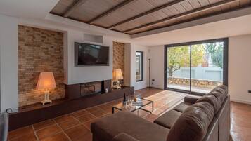 Een televisie en een open haard