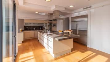 Een koelkast, een magnetron, een oven, een kookplaat