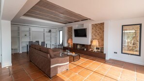 Télévision, cheminée