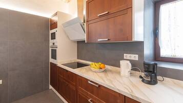 Frigorífico, microondas, horno y placa de cocina