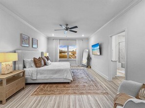 5 habitaciones, escritorio y tabla de planchar con plancha