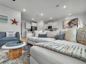 Smart TV, chimenea y libros 