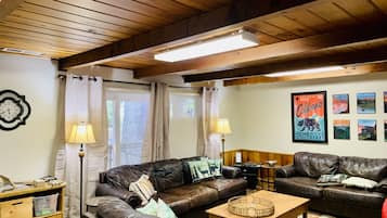 Smart-TV, Kamin, Tischfußball, Bücher