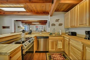 Fridge, microwave, oven, stovetop - Family/Pet Friendly with Grill, Games, and More! (Arnold)