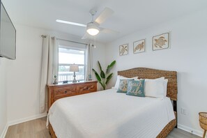 1 bedroom, iron/ironing board, Internet, bed sheets - Swim, Tour & Explore! Gulf Shores Condo w/ Balcony (Gulf Shores)