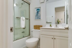 Hair dryer, towels - Swim, Tour & Explore! Gulf Shores Condo w/ Balcony (Gulf Shores)