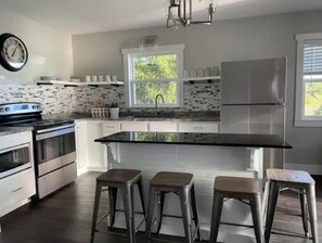 Refrigerador, microondas, horno y parrilla de estufa 