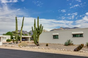 Exterior - Tucson Townhome w/ Shared Pool in 55 + Community! (Tucson)