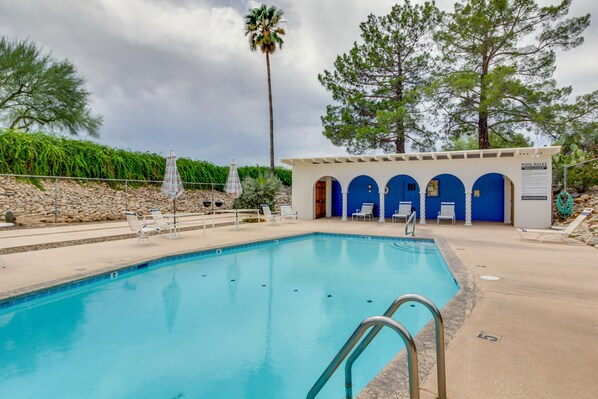 A swimming pool with lounge chairs and a building with blue doors. - Tucson Townhome w/ Shared Pool in 55 + Community! (Tucson)