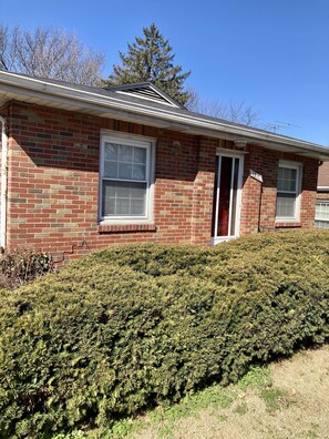 Exterior - Cozy home for a peaceful stay! Gym included. (St. Louis)