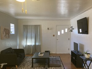 Living area - Cozy home for a peaceful stay! Gym included. (St. Louis)
