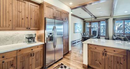 Charlie's Slopeside: Bear Paw, Ski-In/Out, Sleeps 8, Bachelor Gulch + Ritz Pool & Hot Tub Access