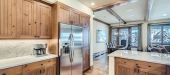 Charlie's Slopeside: Bear Paw, Ski-In/Out, Sleeps 8, Bachelor Gulch + Ritz Pool & Hot Tub Access