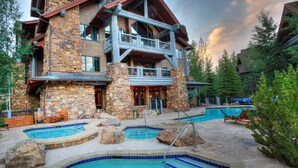 A heated pool - Spacious 3BR ski-in/out Beaver Creek condo with valley views. (Beaver Creek)