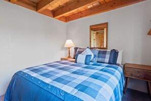 Basic Cabin | 3 bedrooms, free WiFi - TreeHouse on Rainbow (Big Bear City)